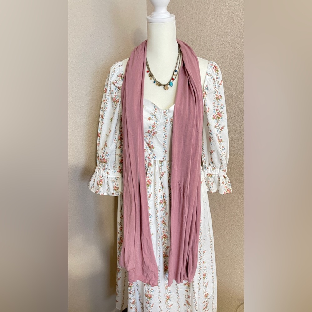 Scarf. New in color pink . smooth. cold.